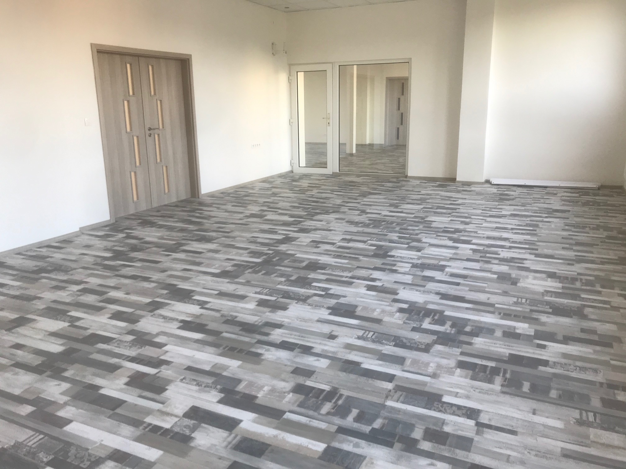 Laminátová podlaha, koberec, lišty - tanečné štúdio - Zvolen