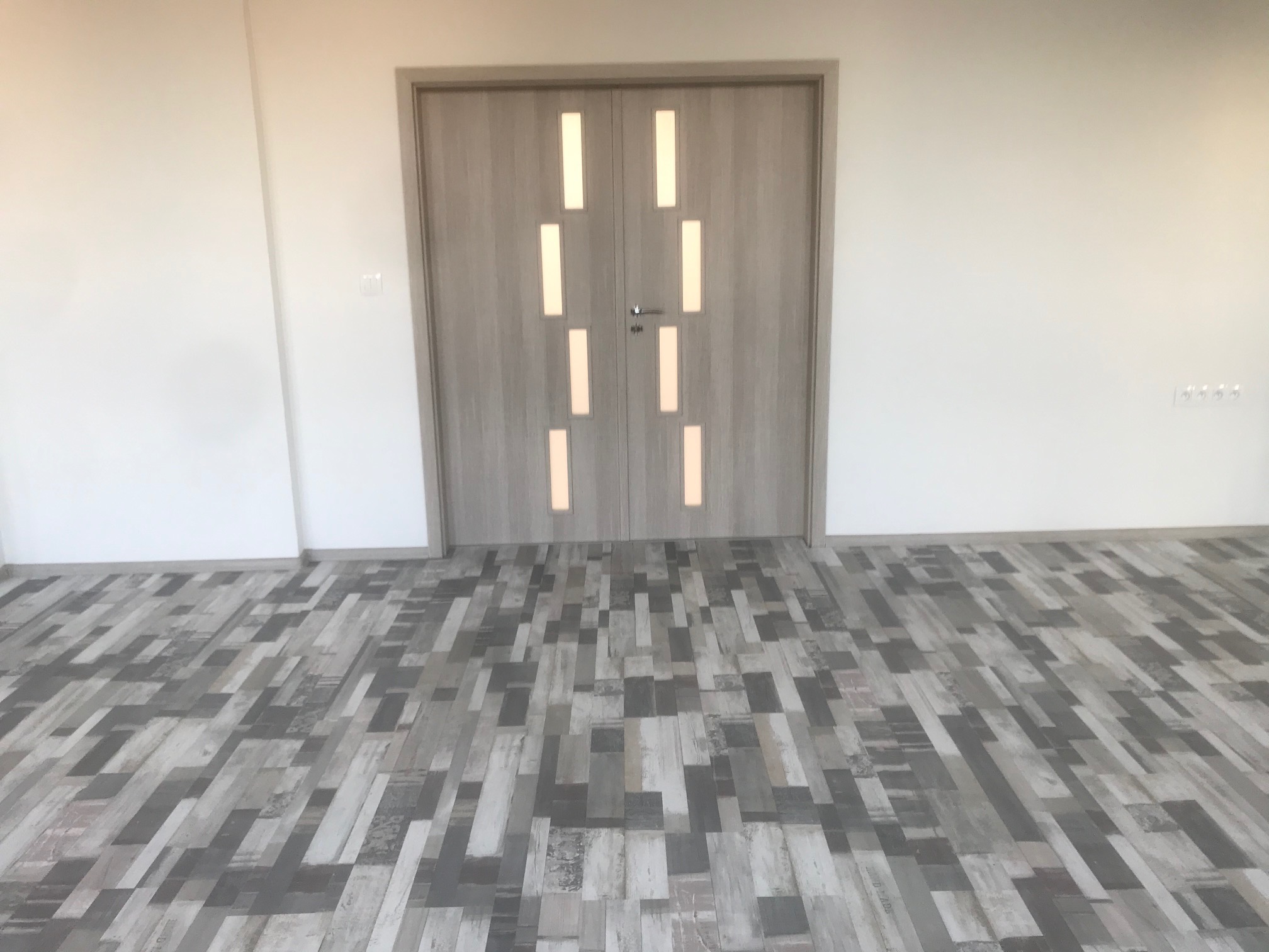 Laminátová podlaha, koberec, lišty - tanečné štúdio - Zvolen